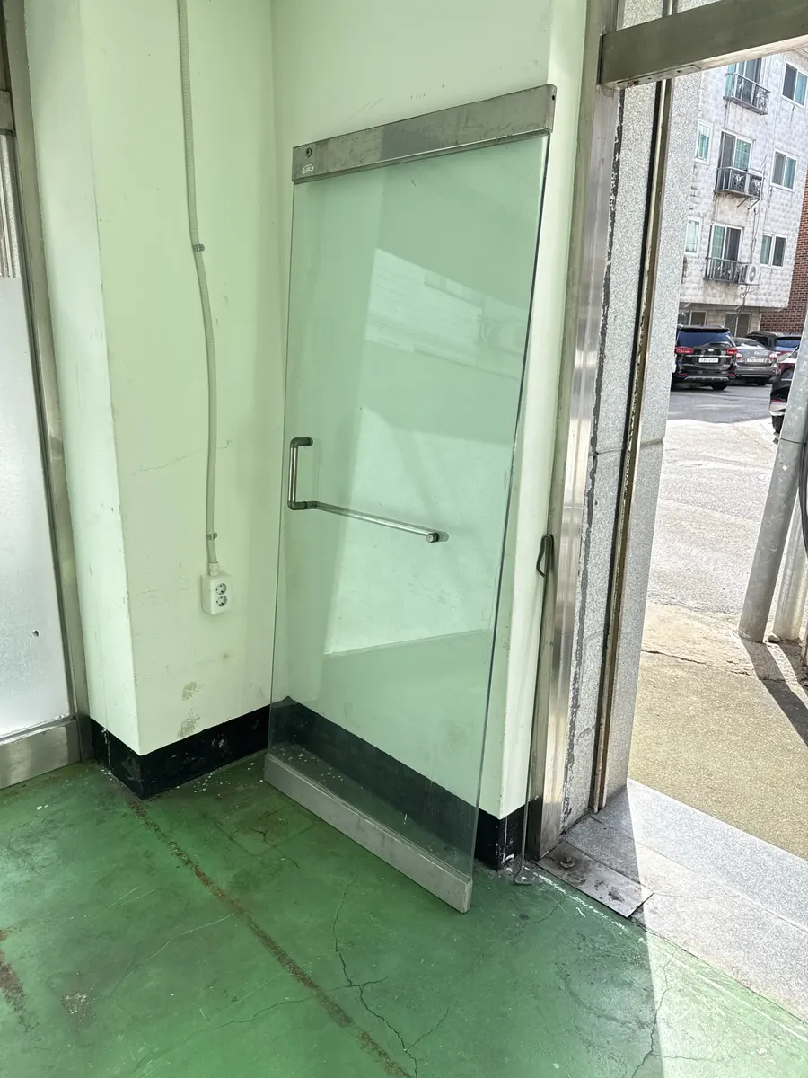 실내 강화유리 문 힌지교체 작업 사진 1