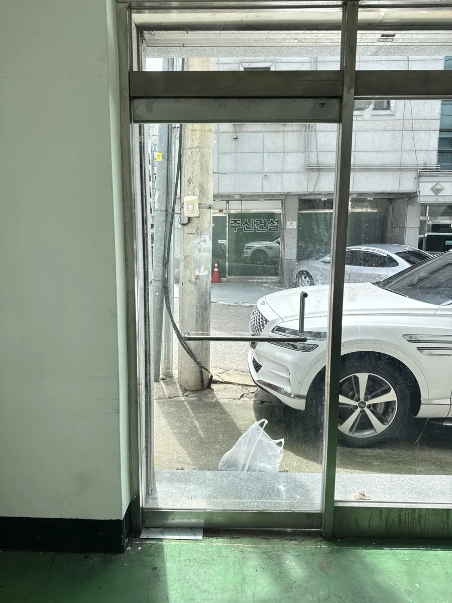 실내 강화유리 문 힌지교체 작업 사진 2