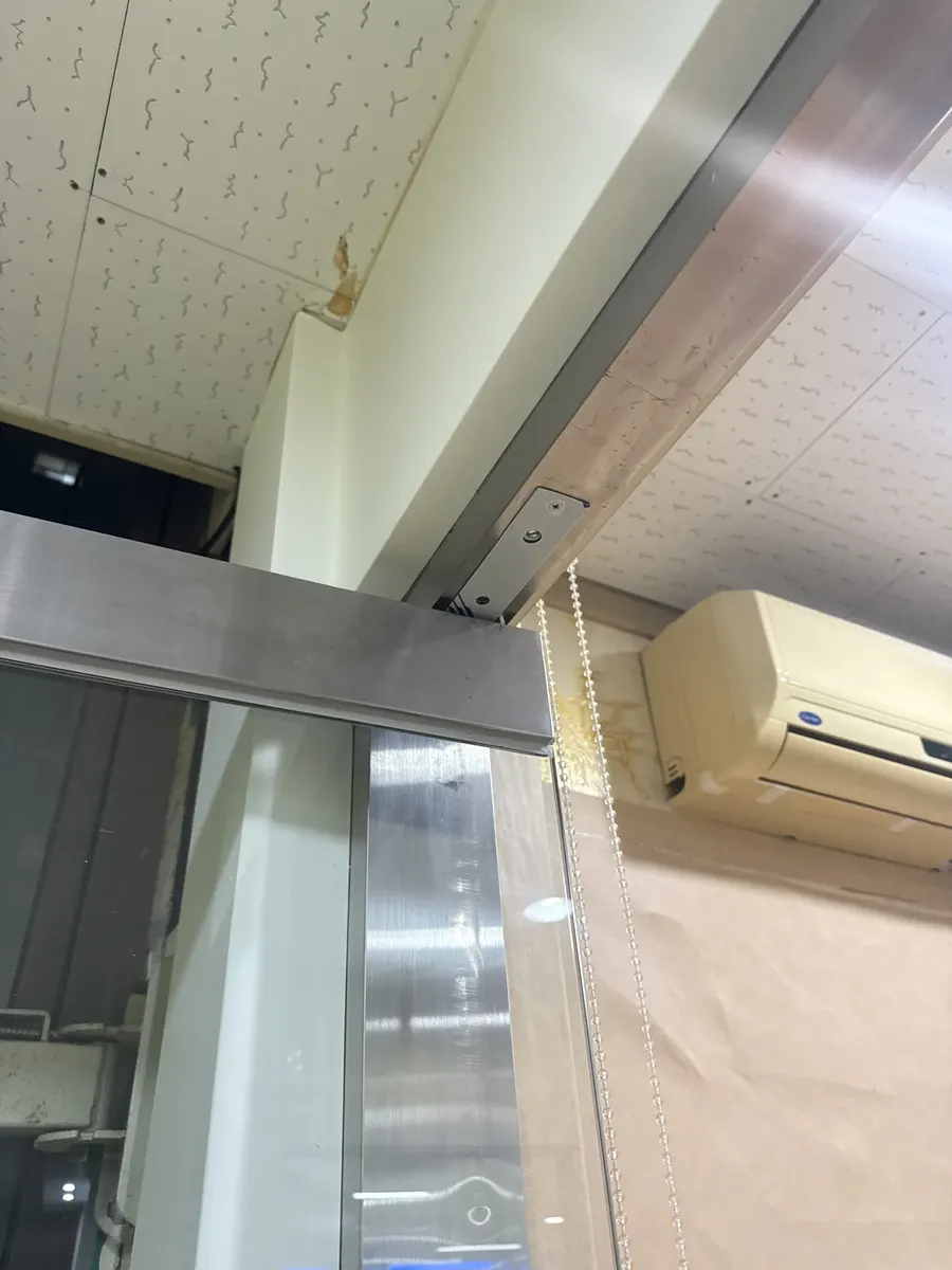 강화도어 상단 금구 교체 작업 사진